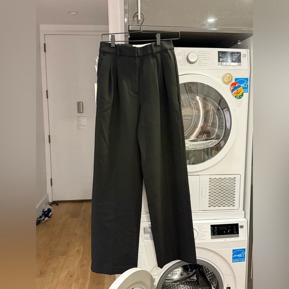 NWT Aritzia Effortless Pants Size 4 in black